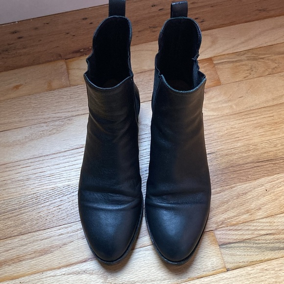 Loeffler Randall - Picture 2 of 5